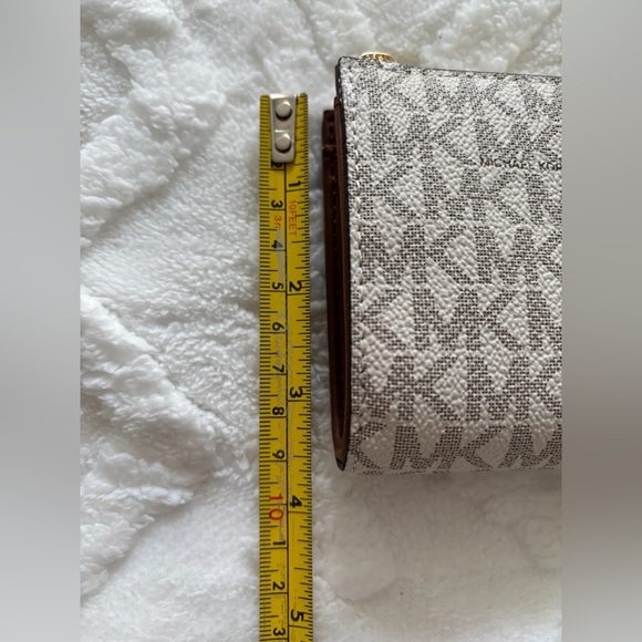 Michael Kors jet set travel large logo quarter zip vanilla wallet - Picture 5 of 6